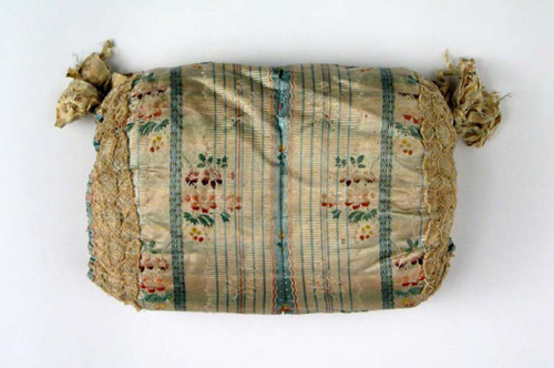 Manguito. Epoca Carlos III. Museo del Traje. Madrid.