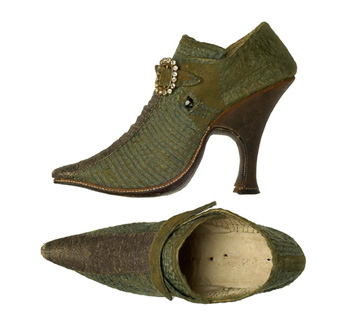 Par de zapatos femeninos. 1730 Museo del Traje. Madrid.