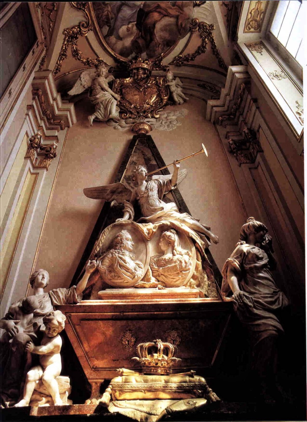 Tumba de Felipe V en la iglesia del palacio de la granja de san Ildefonso.