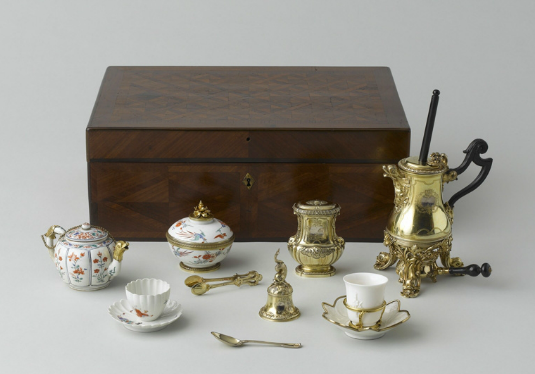 Henry-Nicolas Cousinet. Neceser ofrecido por Luis XIV a María Leszcynska por el nacimiento del delfín de Francia. 1729. Museo del Louvre. Paris.