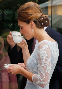 Kate Middleton tomando una taza de te.