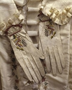 Pareja de guantes bordados. Siglo XVIII.