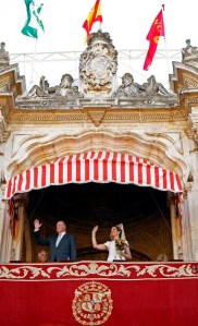 Don Juan Carlos junto con la infanta Elena y el teniente de hermano mayor Alfonso Guajardo-Fajardo en el palco real de la Maestranza.