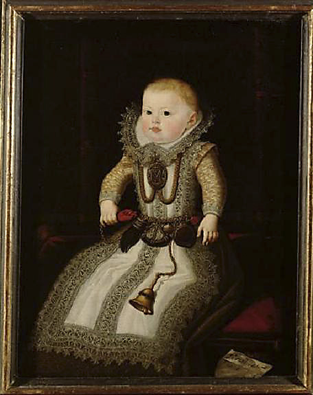 Juan Pantoja de la Cruz. La infanta María Ana de Austria. 1607. Museo de Viena. La infanta aparece enfundada en un sayo cubierto con un precioso delantal guarnecido de encajes al igual que el cuello. De su cintura cuelgan una serie de abalorios que se solían poner a los niños como la campanilla, la higa y la poma de olor. Debido a la alta mortalidad infantil se les colgaba diversas piezas con supuestas cualidades beneficiosas para su salud.
