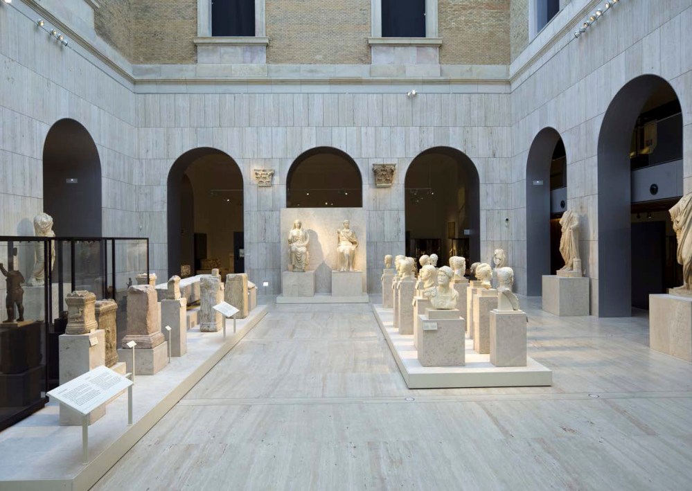 Patio dedicado a la escultura romana.