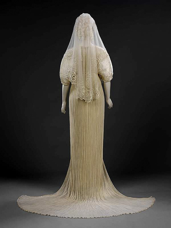 Ian y Marcel. Vestido y abrigo de seda plisada. 1989. Londres. Donado al Museo Victoria y Alberto por los diseñadores.