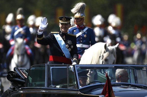 Felipe VI saludando desde el coche.