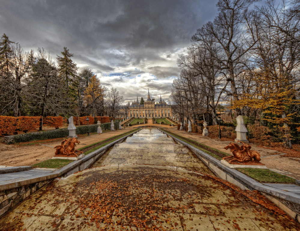 Vista de los jardines con el Palacio de la Granja al fondo.