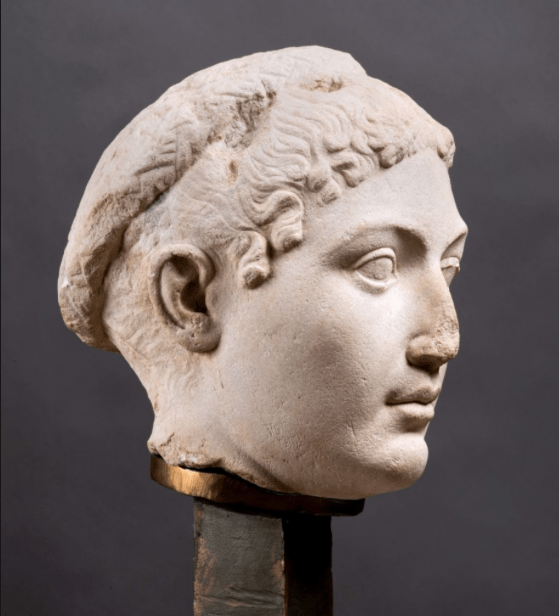 Imagen facilitada por la Pinacoteca de París que muestra un busto en mármol de la reina Cleopatra creado a mitad del siglo I antes de Cristo.