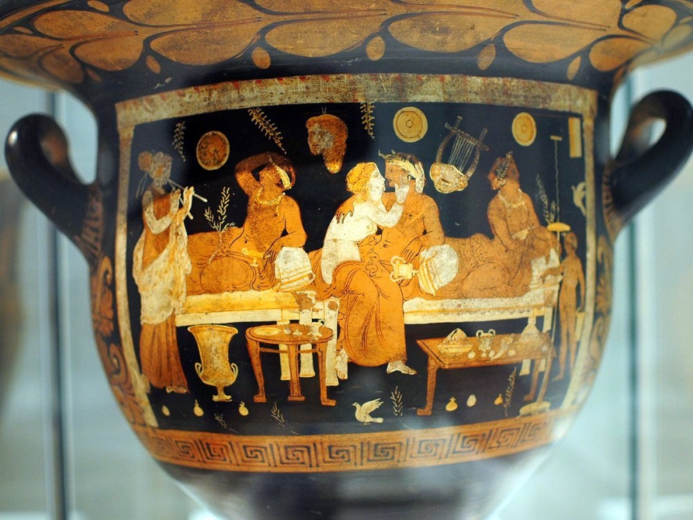 Crátera de figuras rojas con escena de un symposium. Cumas.340-330 a .C. Museo Arqueológico de Nápoles.