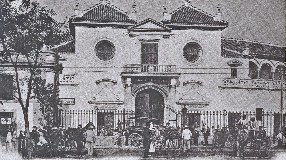 Plaza de la Real Maestranza de Caballería en 1895. Colección particular.