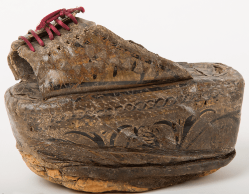 Chapin de cuero de la Alambra. Calzado muy característico que destaca por su alta suela. Se usó como calzado de calle como modo de estilizar la figura y protegerse del barro de las calles.