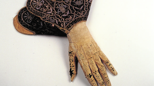 Guante del primer cuarto de siglo XVI. Palazzo Madame Museo Cívico D'Arte Antica de Turin.Italia.