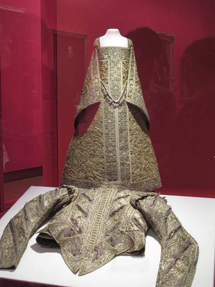 Traje cortesano supuestamente donado al Monasterio de San Clemente, Toledo, por la infanta Isabel Clara Eugenia.