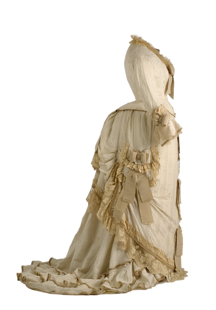Conjunto de traje con polisón, ca. 1875-1880. Colección Museo del Traje. © Ministerio de Educación, Cultura y Deporte
