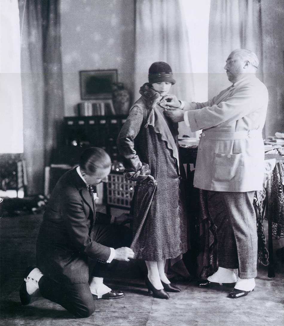 Paul Poiret en su taller con una clienta.