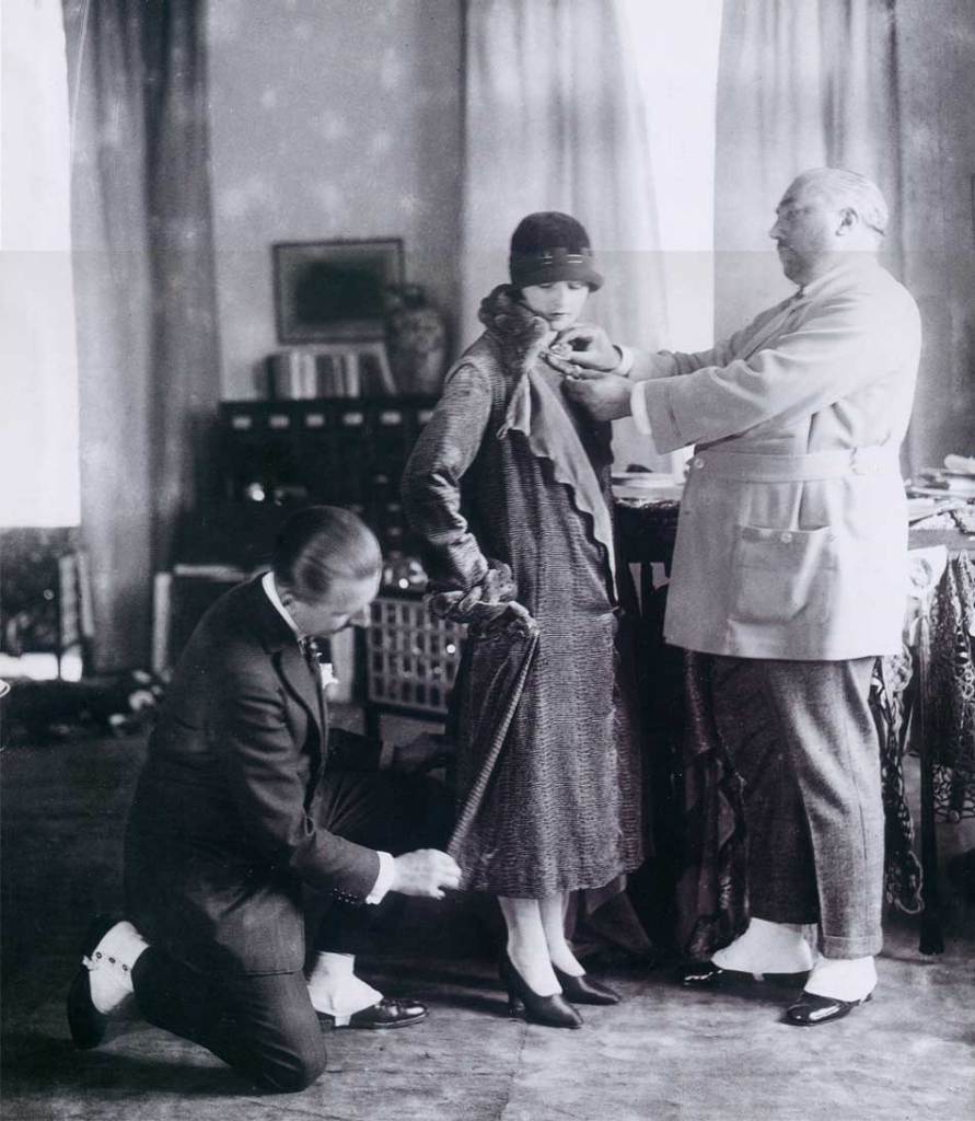 Paul Poiret en su taller con una clienta.
