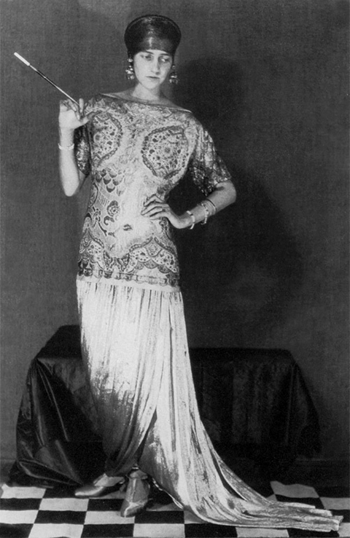 Peggy Guggenheim luciendo un modelo de Paul Poiret. 1923. Foto Man Ray.