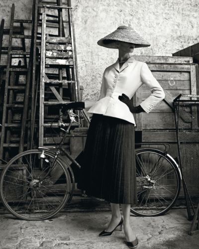 Traje Bar perteneciente a la primera colección de alta costura que Christian Dior presentó el 12 de febrero de 1947 en París. Esta pieza fue el origen de la estética 'new look'. © Patrick Demarchelier.