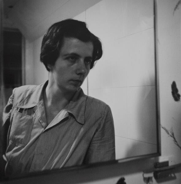 Vivian Maier. Self-portrait, Chicago area, July 1956. Gelatina de plata. 30,5 cm x 30,5 cm