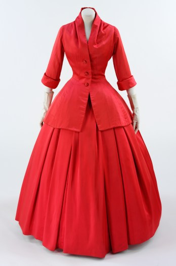 Cristian Dior. Vestido de noche. Otoño-Invierno 1895-1955. Museo Victoria y Alberto . Londres. 