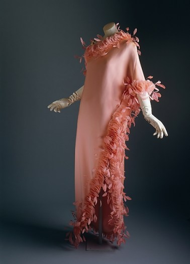 Givenchy. Vestido de noche. Seda, plumas. 1968-1969. Metropolitan Museum. Nueva York.