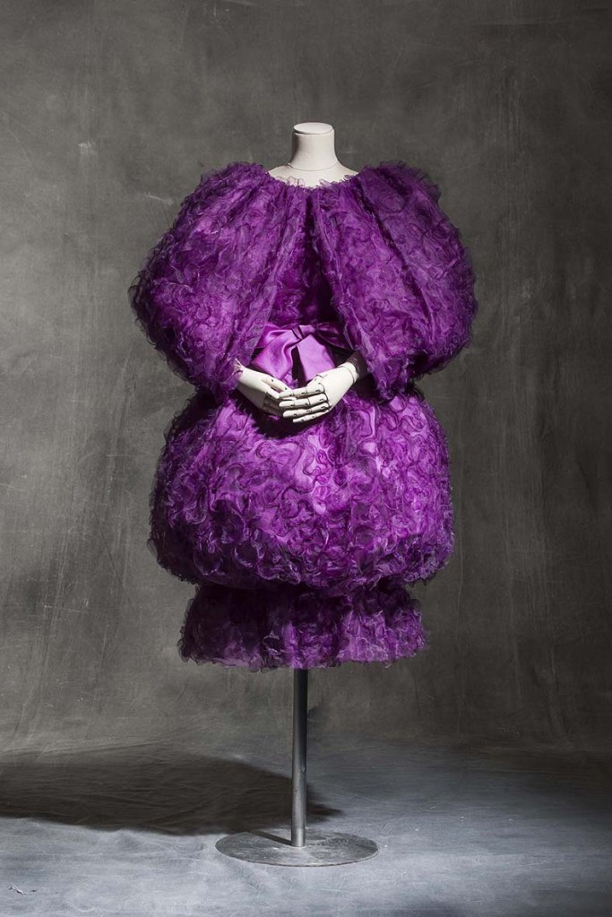 Cristóbal Balenciaga. Conjunto de noche. Alta Costura, otoño-invierno 1961. Colección UFAC. Karl Lagerfeld para Chanel. Traje de noche. Alta Costura, primavera-verano 1996. Tul y organza de seda bordada por Lesage. © Les Arts Decorativs, Paris/photo: Jean Tholance.
