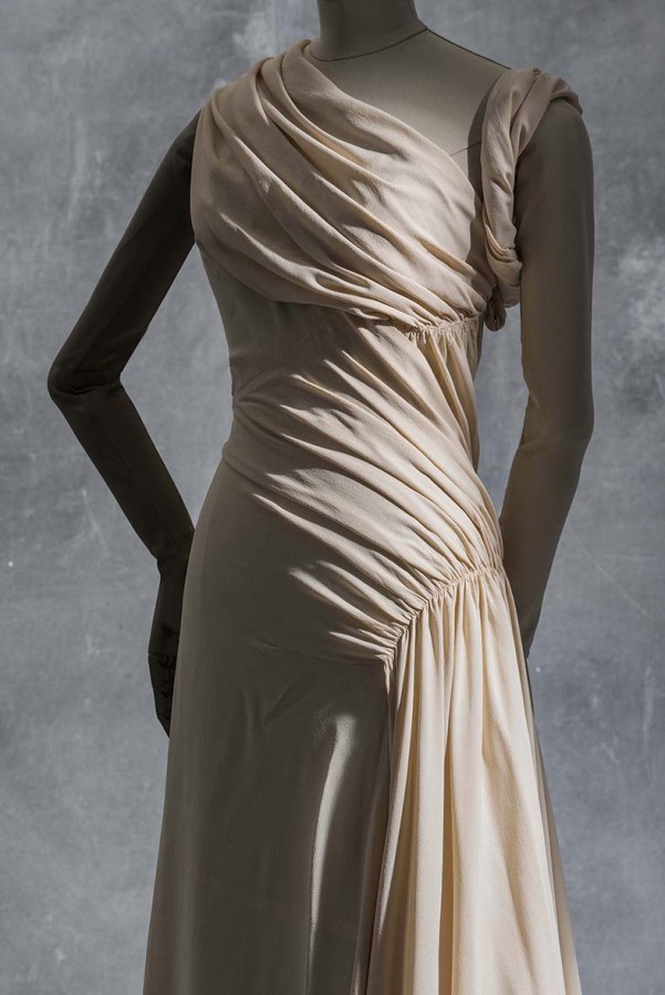 Madeleine Vionnet .Traje de noche. Crepe de seda. Alta Costura, invierno 1935. Colección UFAC. © Les Arts Decorativs, Paris/photo: Jean Tholance.