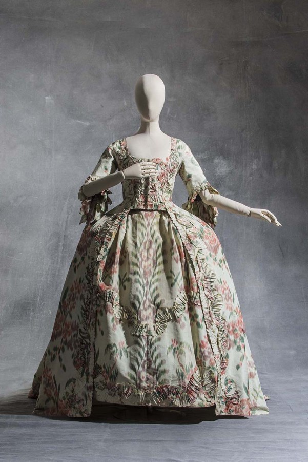 Vestido a la francesa. Hacia 1760. Tafetán de seda. Colección UFAC. © Les Arts Decorativs, Paris/photo: Jean Tholance.