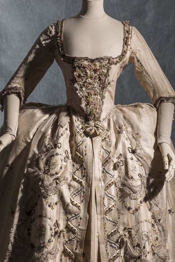 Vestido de corte. Hacia 1778. Seda, tafetán de seda y satén. Colección Moda y Textil. © Les Arts Decorativs, Paris/photo: Jean Tholance.