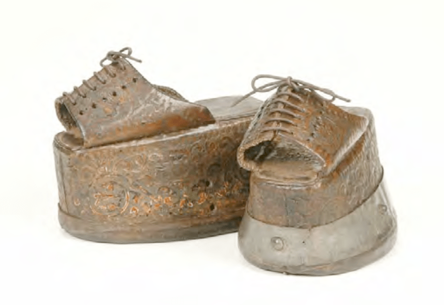 Chapines de corcho forrados con piel repujada. Siglo XVI. Museo Diocesano de Solsona. Lérida