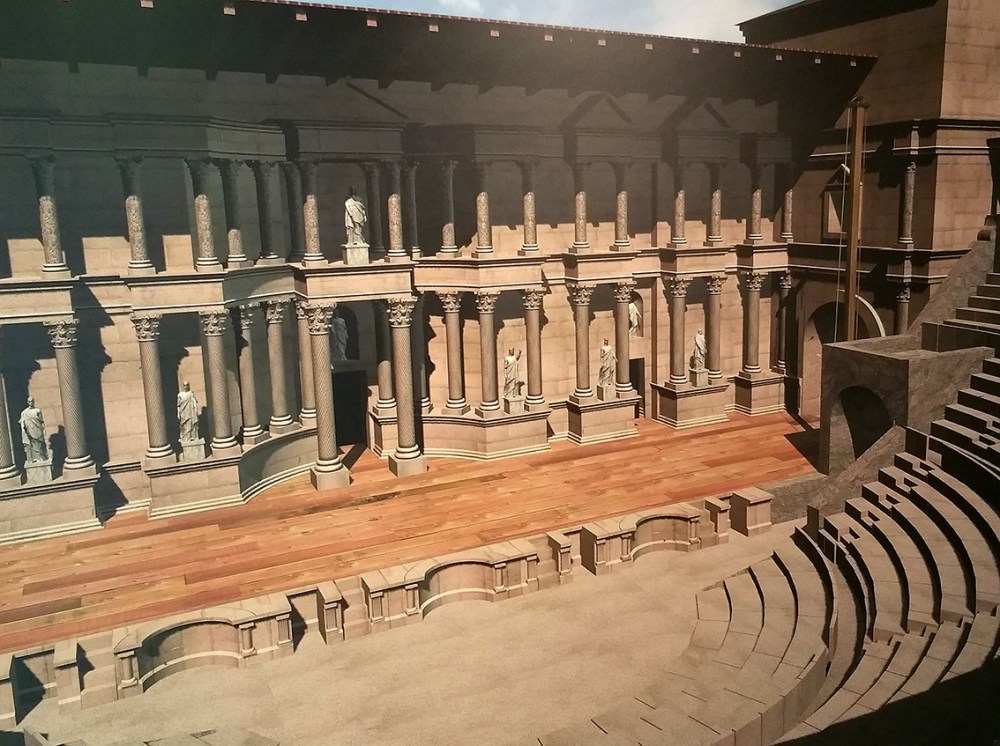Reconstrucción del teatro.