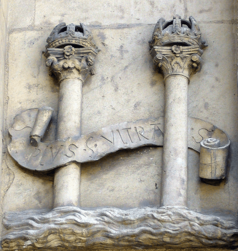 Columnas de Hércules. Detalle de la fachada del Ayuntamiento de Sevilla.