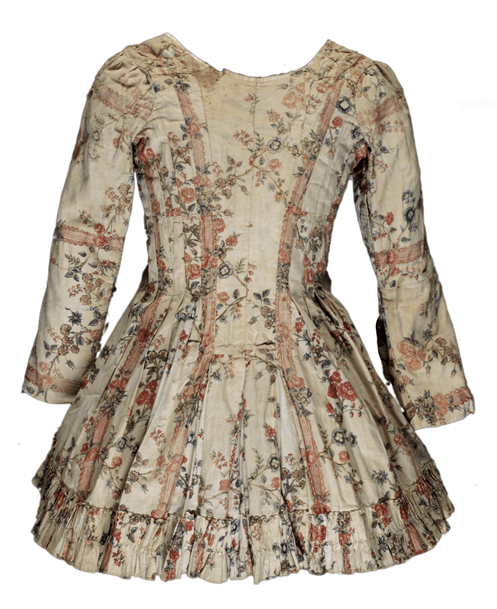 Caraco de mujer. Indiana pintada. Hacia. 1780. MIEM.Como CARACO se identifica a una especia de chaqueta colocada sobre un vestido interior o falda, lo cual hace que por primera vez el atuendo femenino sea ‘dividido en dos’, algo que solamente se aplicaba a los trajes de amazona o de monta. Era parte de los conjuntos informales de influencia burguesa que aparecieron en la moda femenina a finales del siglo XVIII.