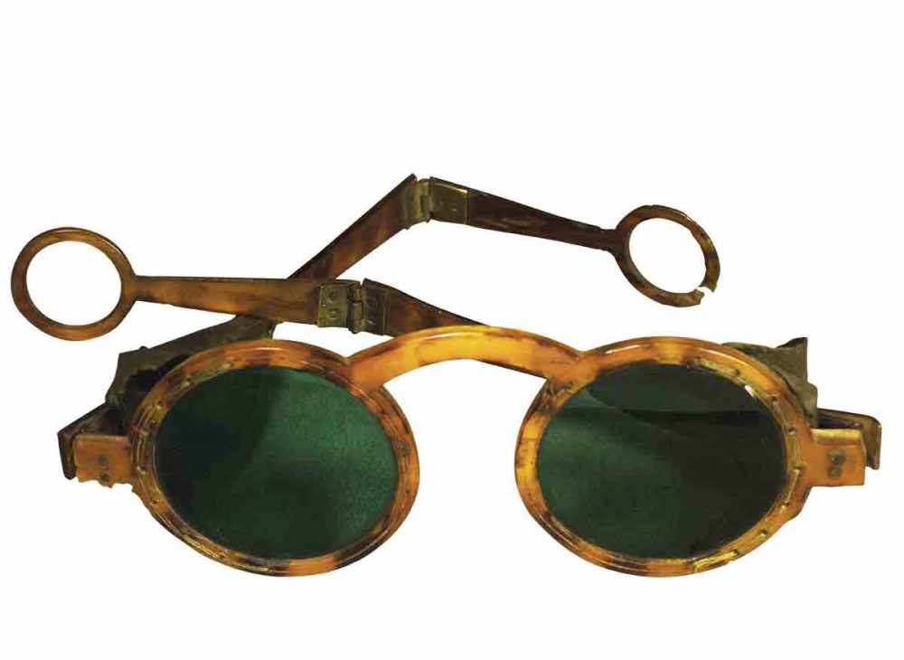 Gafas con cristal ahumado y patillas plegables. Siglo XVIII.