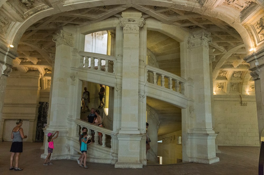 Escalera.Escalera. Su principal particularidad es que una persona puede subir mientras otra baja y no cruzarse debido a su doble espiral.