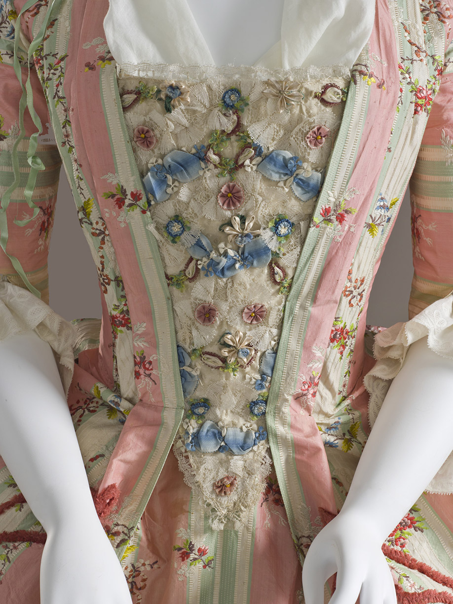 Peto. Vestido a la francesa. España. Textil francés. Hacia 1775. LACMA. Los Ángeles.
