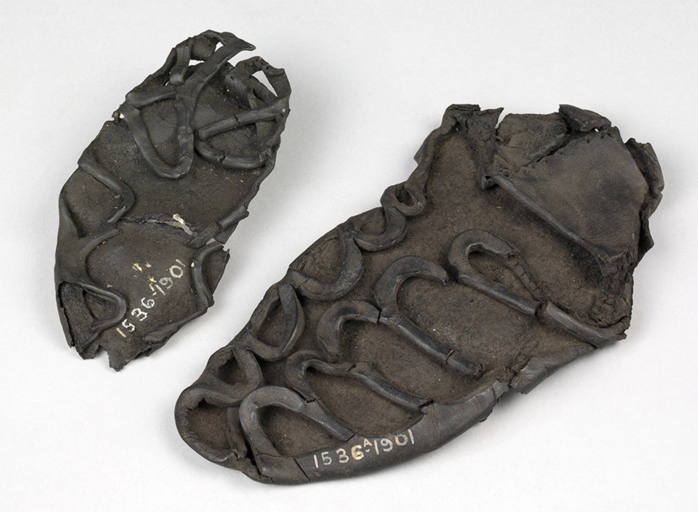 Dos sandalias. 43-450 antes de Cristo. Museo Victoria and Albert. Londres.