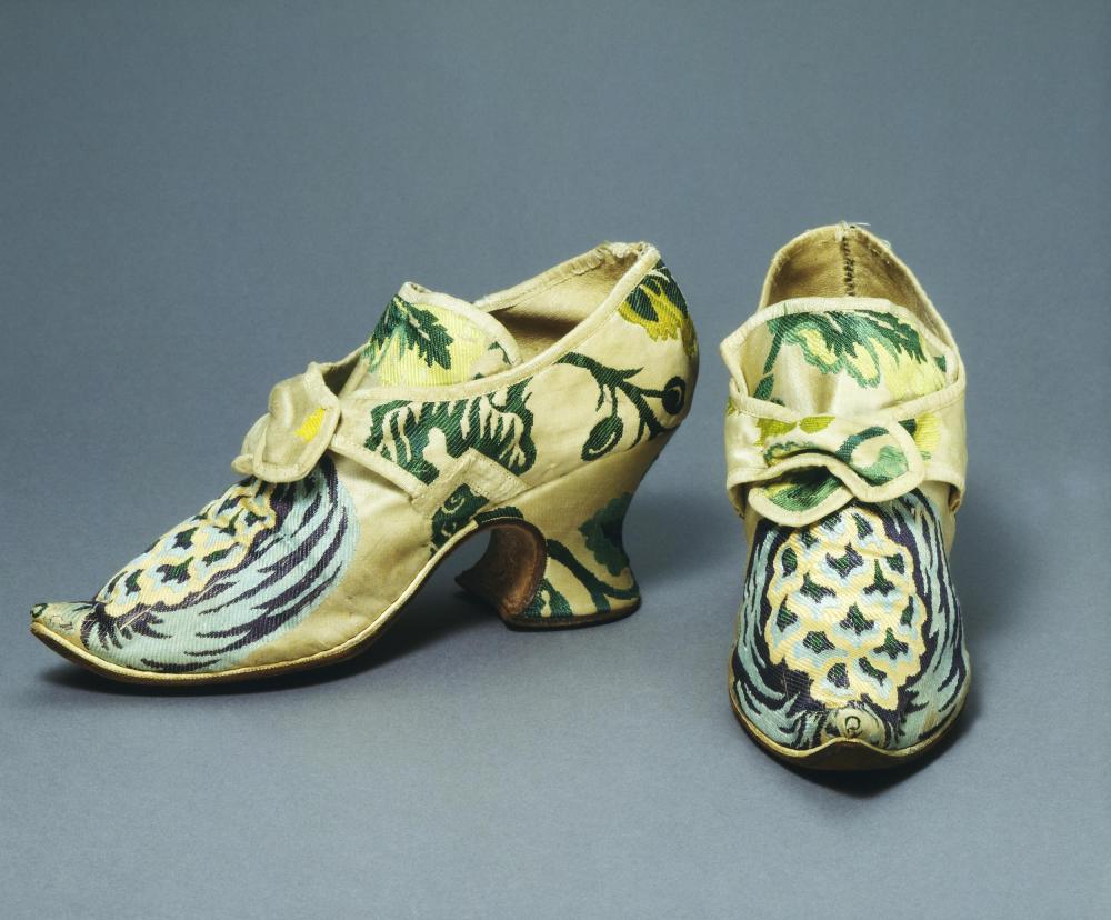 Par de zapatos. Hacia 1735. Inglaterra. Victoria and Albert Museum.