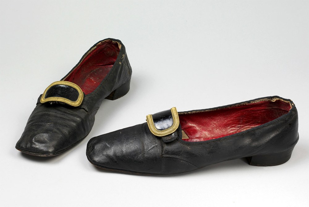 Zapato de hombre con hebilla. 1830-50. Museo Victoria and Albert. Londres.