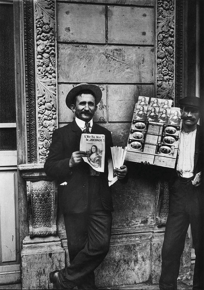 Un cantante callejero vende ¿La has visto? La Gioconda, una de tantas canciones cómicas que proliferaron tras el robo.