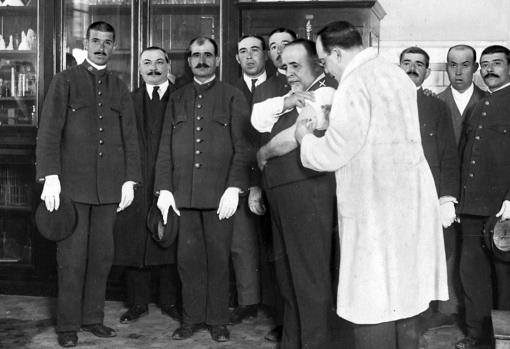 El doctor Chicote vacunándose con el suero contra las complicaciones pulmonares de la gripe preparado por el laboratorio municipal. Madrid.