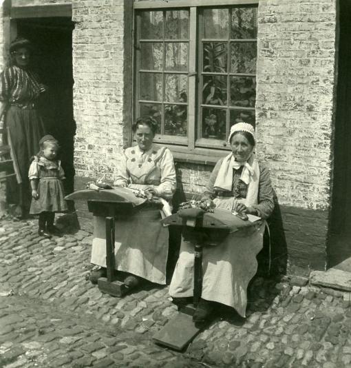 Mujeres encajeras. Brujas. Hacia 1900.