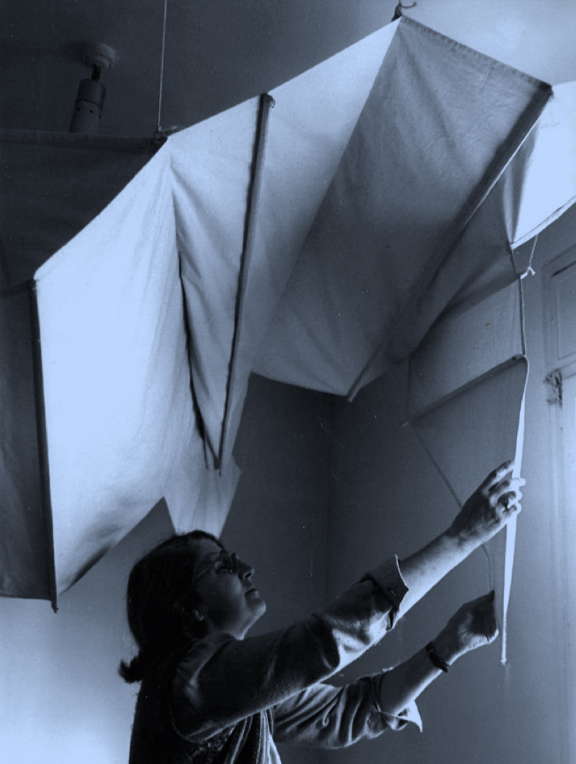 Aurèlia Muñoz con uno de sus pájaros cometa. Hacia 1980.