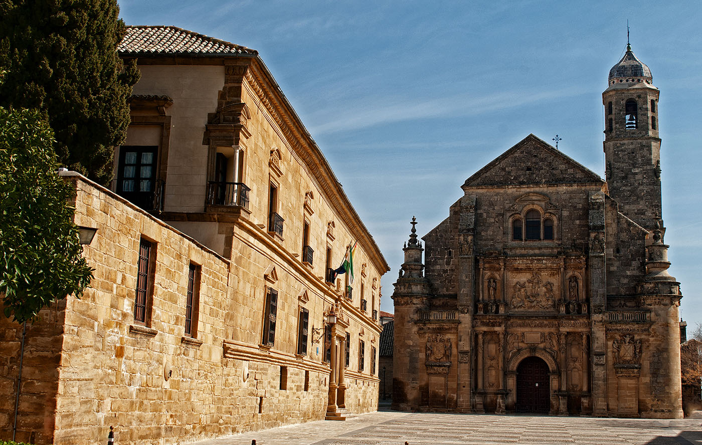 Vista parcial de la plaza Vázquez de Molina, con el Palacio del Deán Ortega a la izquierda y la Sacra Capilla del Salvador al fondo.