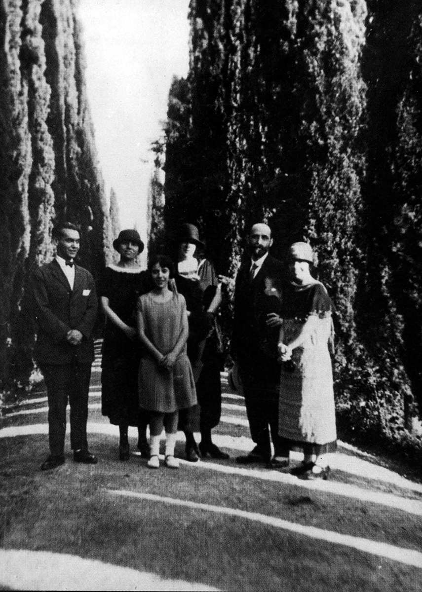 De izquierda a derecha, Federico, Zenobia Camprubí, Isabel García Lorca, Emilia Llanos, Juan Ramón Jiménez y Concha García Lorca en el Paseo de los Cipreses del Generalife. Verano de 1924. Foto: Fundación FGL.