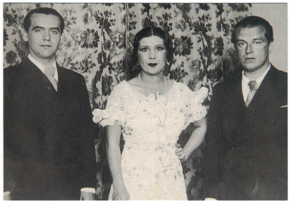 La Argentinita flanqueada por los poetas Federico García Lorca y Rafael Alberti