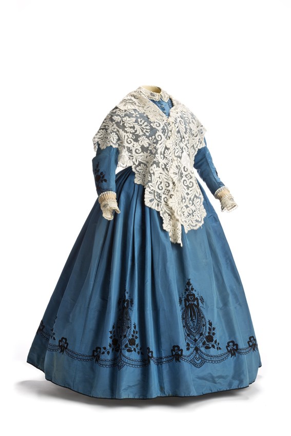 Traje y mantilla de blonda. 1850-1860. Museo del Romanticismo. Madrid.