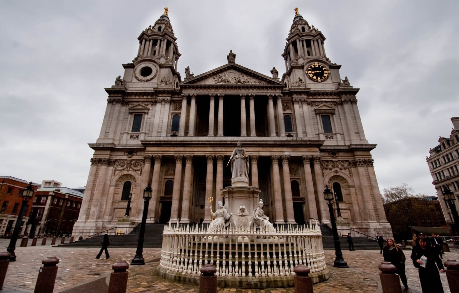 Fountain-In-Front-Of-The-St-Pauls-Cathedral