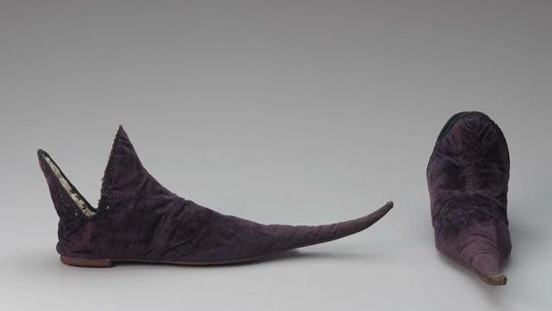 Par de zapatos poulaine. XV. Museo de Bellas Artes de Boston.